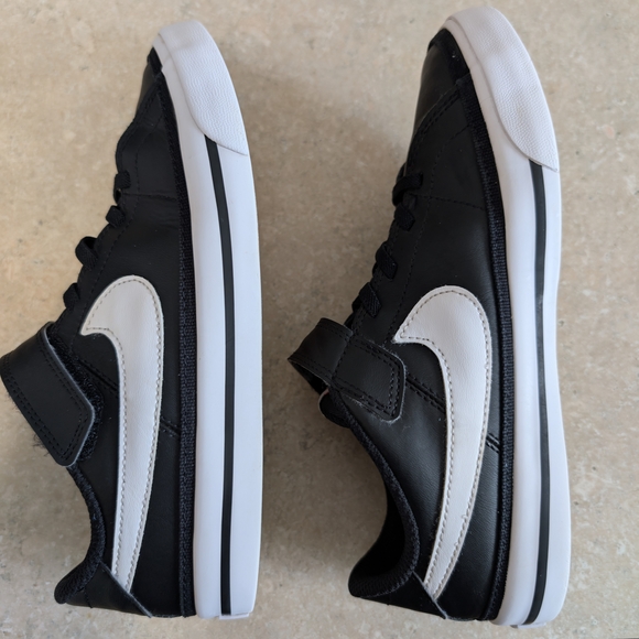 Nike Kids Black Sneakers Like New - Picture 2 of 6